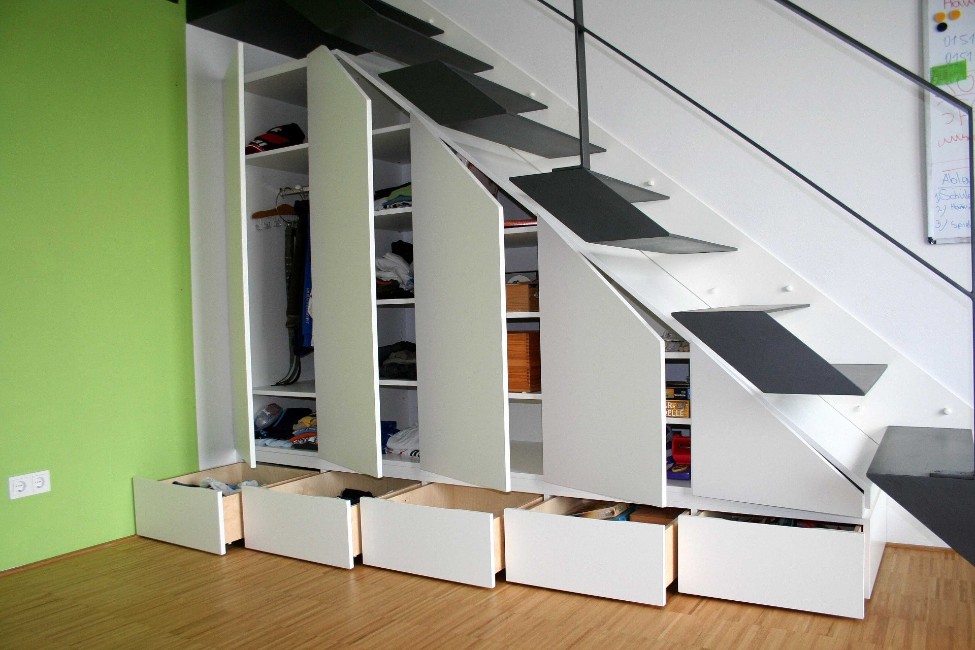 Einbauschrank unter einer Treppe mit offenen Fächern
