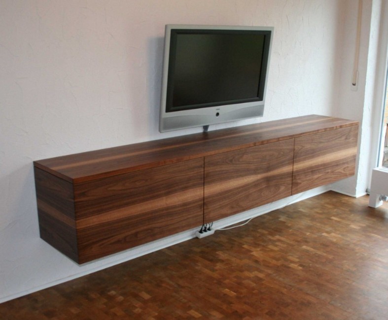 Sideboard aus Nussbaum unter dem Fernseher montiert