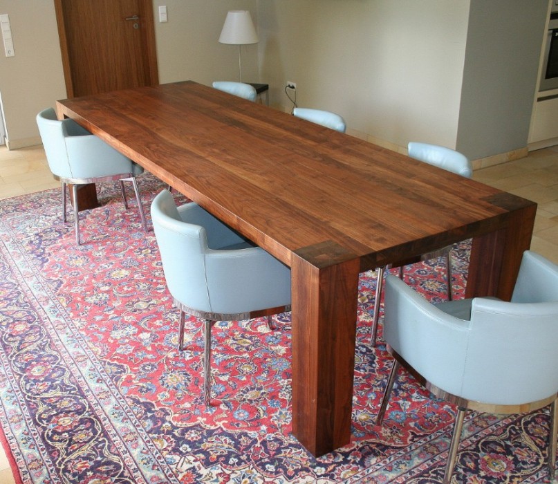Massivholztisch im Esszimmer mit Stühlen