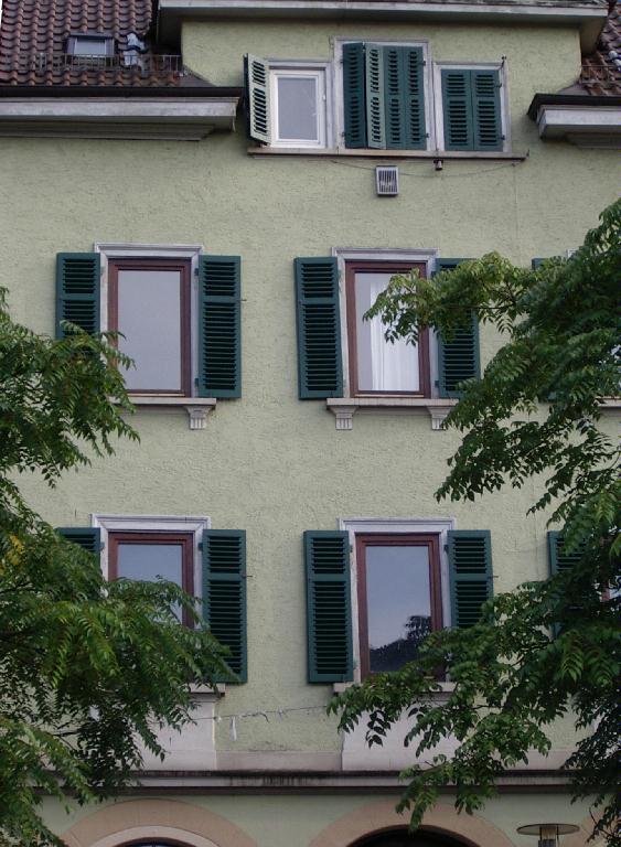 Komplettsanierung mit neuen Holzläden